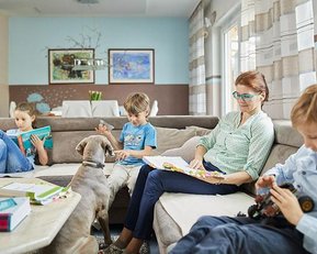 Frau mit Kinder auf dem Sofa