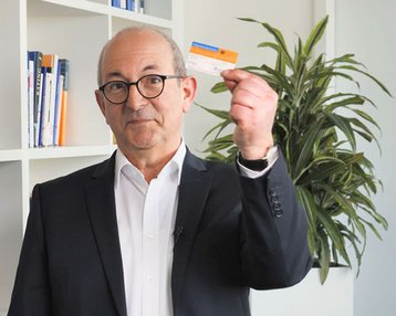 Den Organspendeaausweis immer dabei hat Prof. Dr. Ottmar Schneck, Rektor der SRH Fernhochschule in Riedlingen.