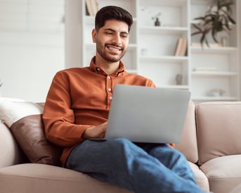 Studierender mit Laptop