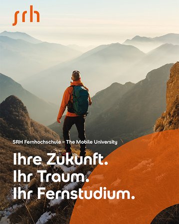 Ein Wanderer in orangefarbener Jacke steht auf einem Berggipfel und blickt auf eine neblige Berglandschaft. Text: "Ihre Zukunft. Ihr Traum. Ihr Fernstudium."