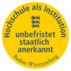 Hochschule als Institution, unbefristet staatlich anerkannt, Baden-Württemberg. Gelbes Emblem mit Löwenmotiven.